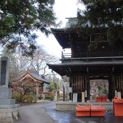 大きな下駄に驚くお寺です。