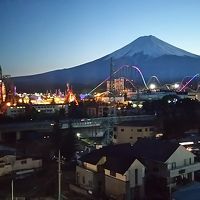 部屋からは斜め左側に富士急ハイランド＆富士山が見えます
