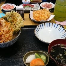 手前が駿河丼、その奥にさくら特別定食。