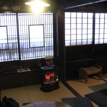 白熱灯が吊り下げられた店内