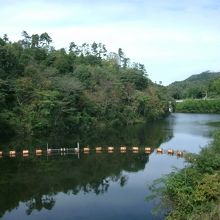 ダム湖は栗湖（マロン湖）と呼ばれています