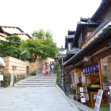 坂の最後の石段、この先が八坂通