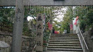 真田の抜け穴と指揮姿の銅像