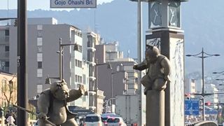 河原町通り沿いの中央分離帯にあります