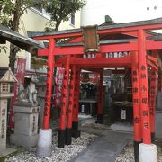 【新世界稲荷神社】　この神社ではルーレット式のおみくじが有名です。