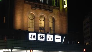 夜のサインがレトロで素敵です