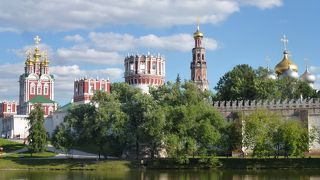 ロシア・ロマンを感じさせる池の向こうに展開する修道院