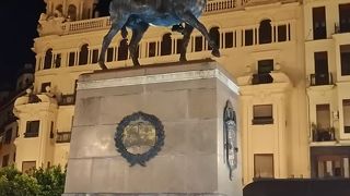 夜の広場に到着