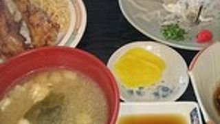活気ある市場にある食堂