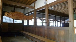 時刻などを知らせる 「魚鼓」 が吊られています！