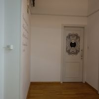 各部屋の扉が並び、区画ごとにバスルームやトイレがあります