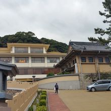 奥が春帆楼、手前右が資料館