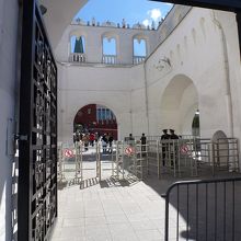 出入り口のチェックポイント、警戒厳重