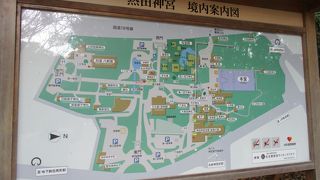 平日の午後に訪れましたが、都会の中にあっても豊かな緑と静寂な空気に包まれた由緒ある神社です。