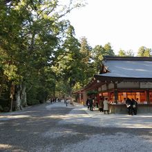 向かって左、お守りなどを売ってます。