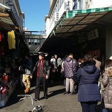 人気店には長蛇の列