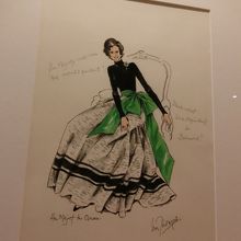 デザイン画には女王の直筆コメントも