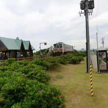 JR釧網本線と原生花園駅を出た列車
