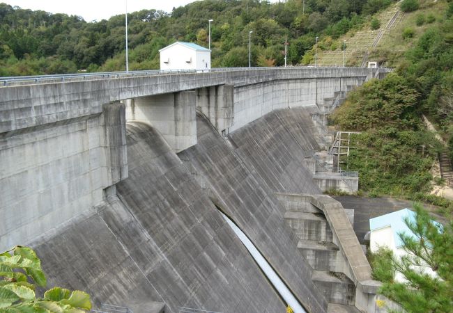 ダム直下まで降りていけます