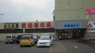 業種も多種多様な大型市場　～　新南樽市場