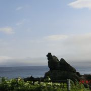 羅臼から相泊温泉への道すがら右の海岸にある天狗に似た岩