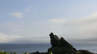 羅臼から相泊温泉への道すがら右の海岸にある天狗に似た岩