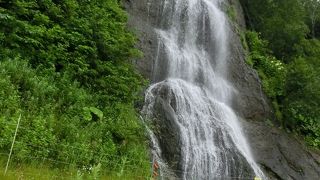 セセキ温泉の手前にある小さい滝です