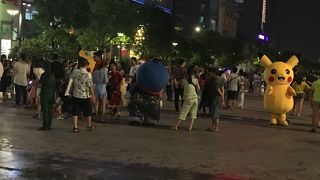 夜はとてもにぎやかな通りです。