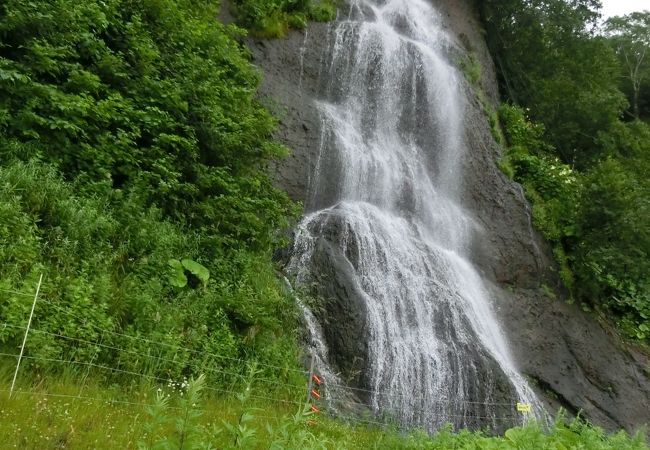 セセキ温泉の手前にある小さい滝です