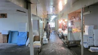 川の上に建つ小樽の名所市場　～　妙見市場