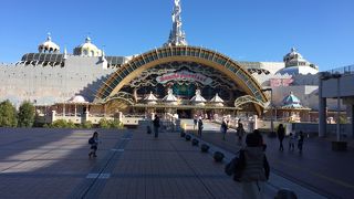 子供は喜びます。TDLなどと比べるとこじんまりした屋内型テーマパーク