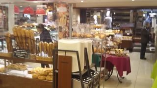 新宿西口ハルク B2Fのポンパドウル 