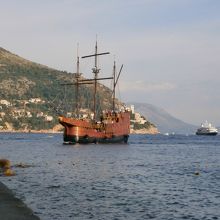 沖合にはクルーズ船も