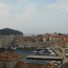 城壁から見る旧港