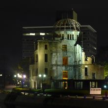 ライトアップされた原爆ドーム