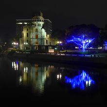 川面に映る原爆ドームとイルミネーション