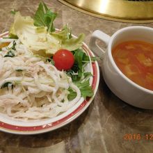 サラダバーとスープバーがあります。