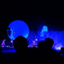 人が多いですが感動します