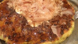 モダンな雰囲気の中でお好み焼きを食べる！