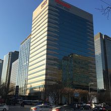 建物外観。免税品店は地下1Fから3Fまで、その他はオフィス