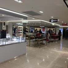 平日のせいもありますが閑散としています