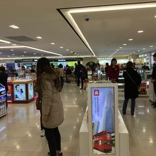 化粧品売り場。中国人だらけです