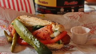 ホットドッグの有名店は店内もアミューズメントパークのようで楽しい