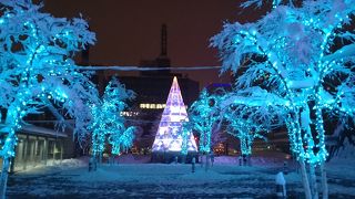 冬はイルミネーションが綺麗な「南口広場」