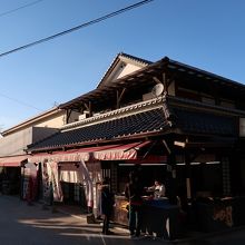 神社の参道には味のあるお店も