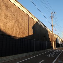 造り酒屋の板張りの美しい通り