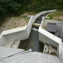 ダム堤体上から下流側を覗く