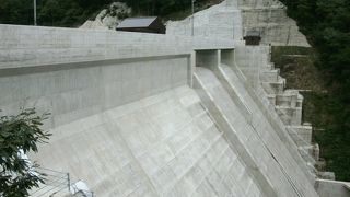 竣工が2015年という新しいダム