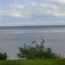 尾岱沼温泉ロービーから野付半島を望む、その向こうに国後島。