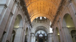 清楚な印象を受ける教会の外観